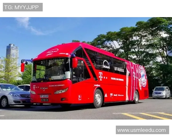 足球明星通勤车揭秘豪华与实用的完美结合之旅 足球明星通勤车揭秘豪华与实用的完美结合之旅